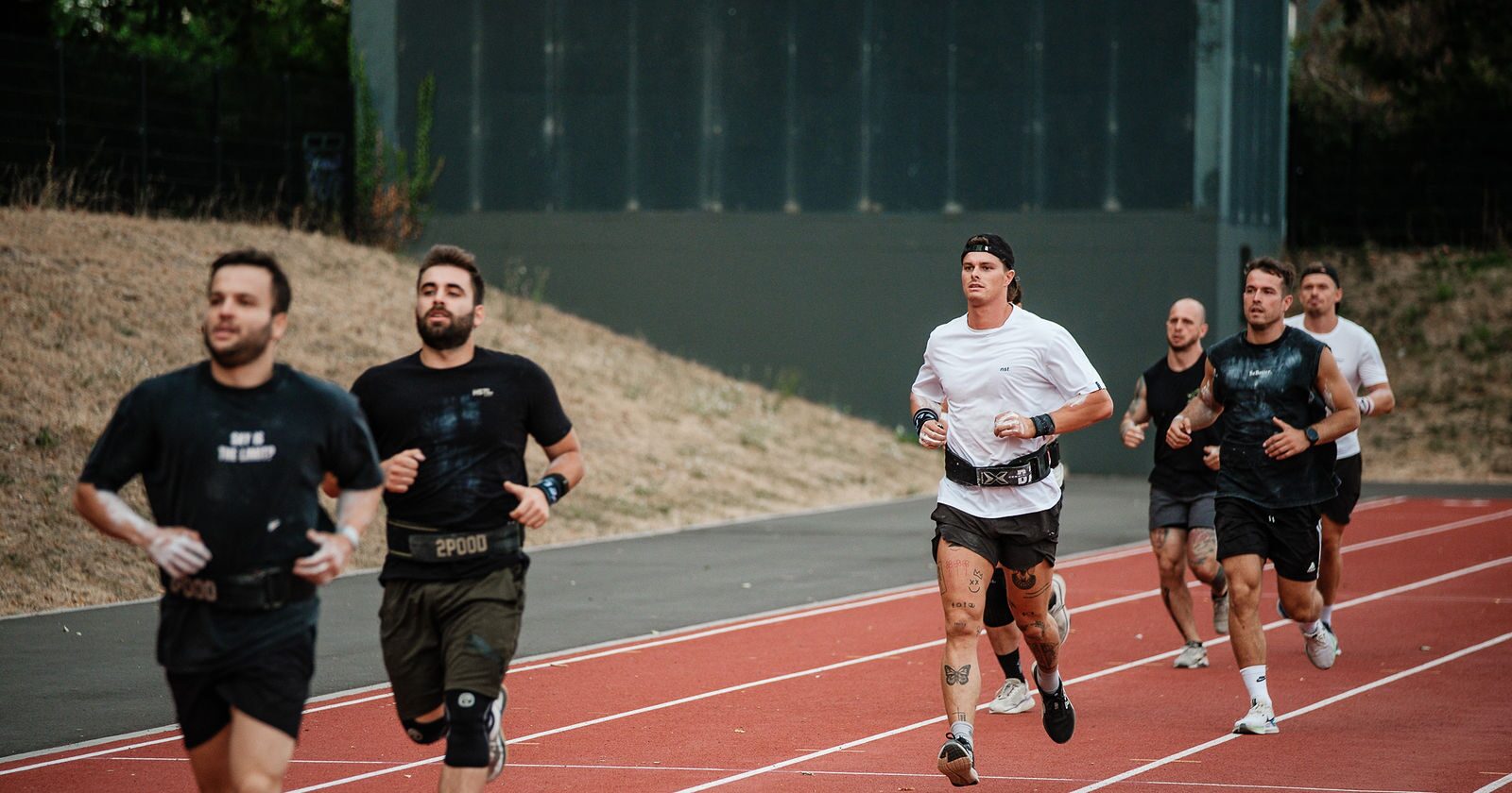 Løbere på en atletikbane under et tidtaget hybridløb